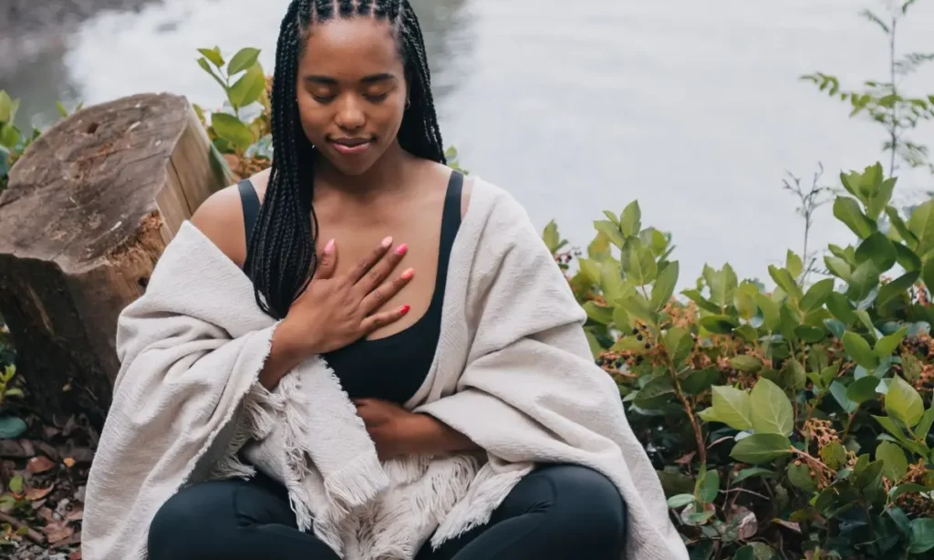 donna consapevole si tocca il petto con una mano