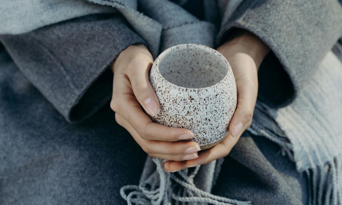 mani femminili reggono una tazza di tè