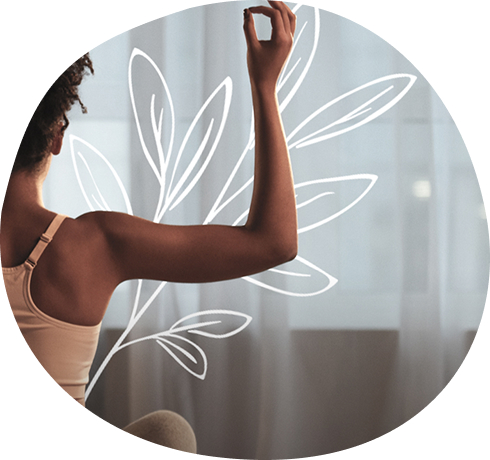 donna di spalle medita