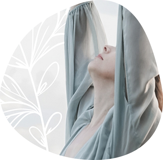 donna guarda verso l'alto