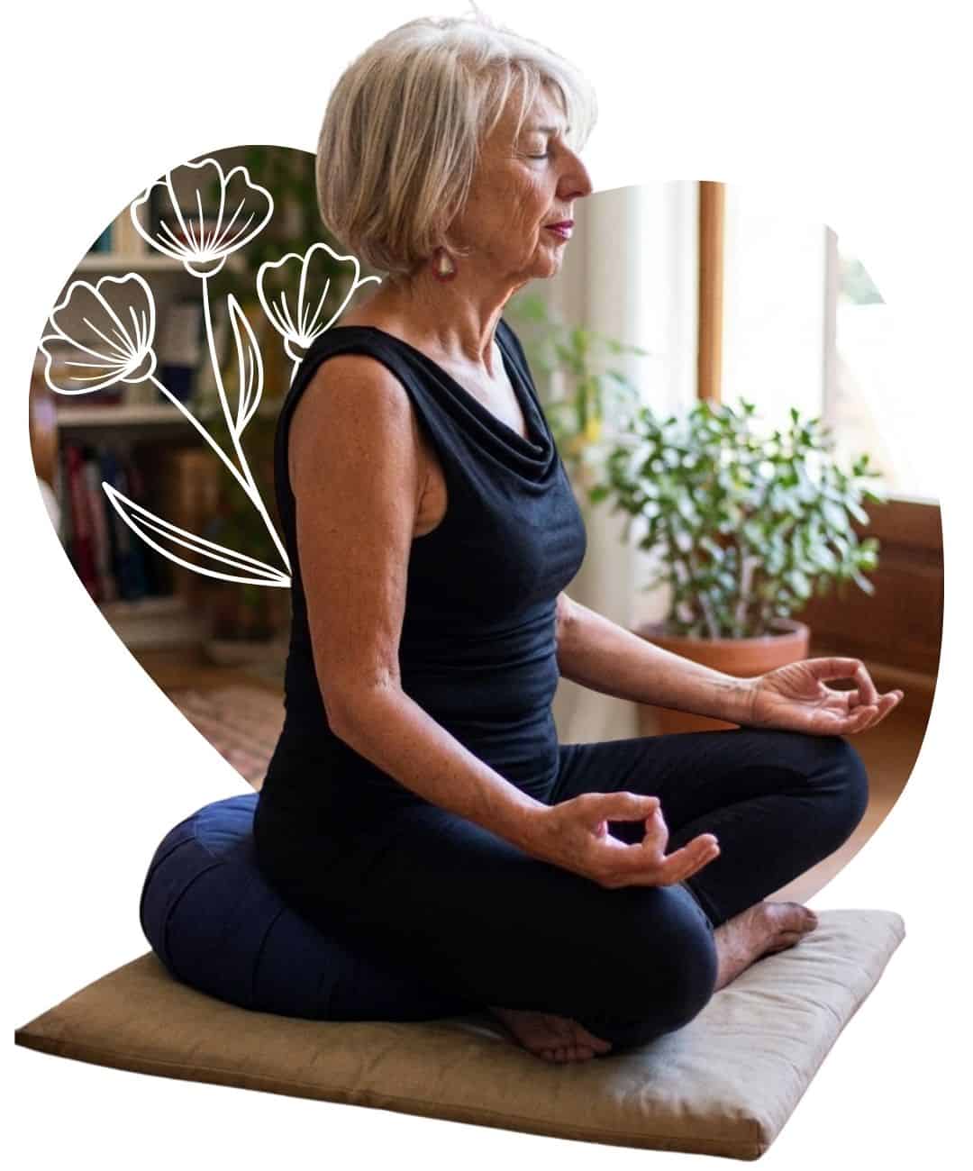 Donna che pratica meditazione in posizione yoga, ambiente tranquillo e rilassante.