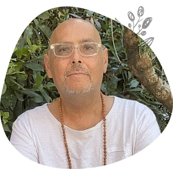 Maestro Zen che medita in natura, simbolo di pace e consapevolezza. Immagine rappresentativa della f.